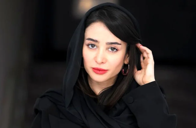 الناز حبیبی با عینک سبز لاکچری؛ استایل متفاوت و خیره‌کننده‌ای که همه را شوکه کرد!