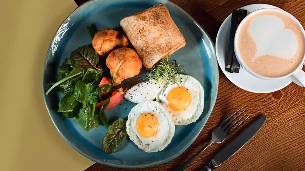 هشدار جدی: چرا نباید تخم‌مرغ را با چای یا قهوه بخورید؟