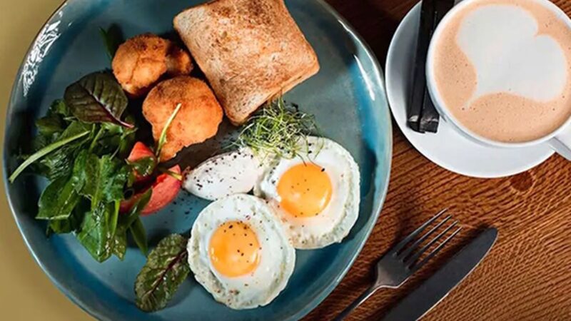 هشدار جدی کارشناسان: این دو نوشیدنی را کنار تخم‌مرغ نخورید تا سلامت‌تان به خطر نیفتد!