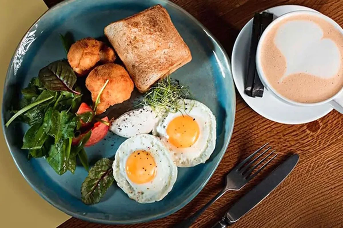 هشدار جدی کارشناسان: این دو نوشیدنی را کنار تخم‌مرغ نخورید تا سلامت‌تان به خطر نیفتد!
