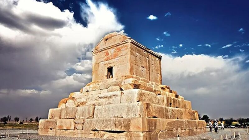 تصویری نایاب از پاسارگاد ۱۰۰ سال پیش؛ جایی بدون حصار و جاده‌های امروزی!