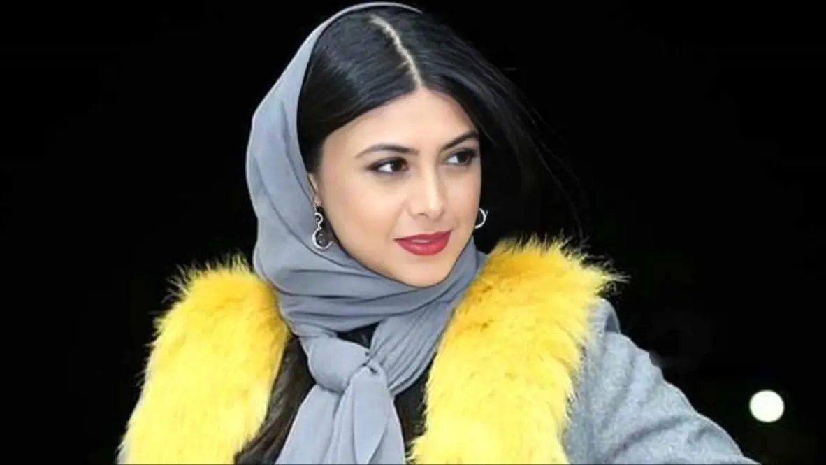 آزاده صمدی با استایل کلاسیک در اصفهان؛ مدل تبلیغاتی که فضای مجازی را به هیجان آورد!