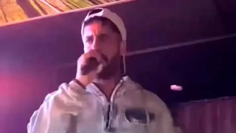 لحظه‌ای ناب و دلنشین؛ خواننده «تو خوشگل منی» در آغوش هوادار کوچک خود خواند!