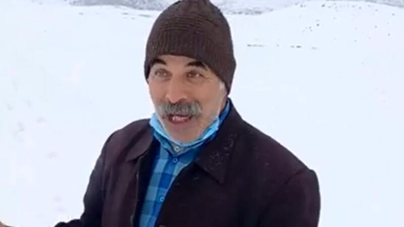 شادی بی‌پایان پیرمرد یزدی در اولین بارش برف سال که دل‌ها را گرم کرد!