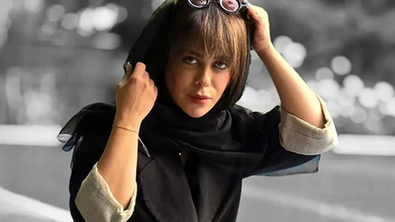 الهام اخوان با استایل مشکی و چهره‌ای حرفه‌ای در پشت صحنه نمایش «جشن» دیده شد!