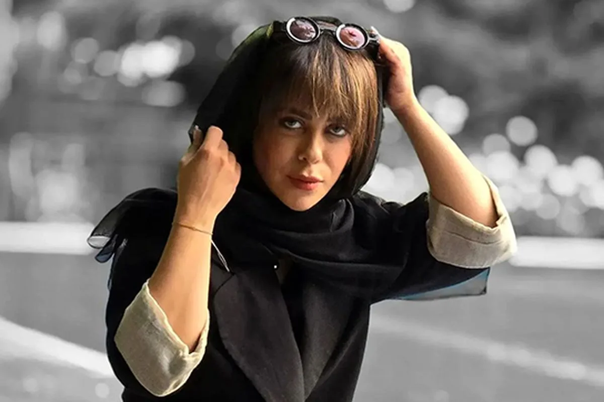 الهام اخوان با استایل مشکی و چهره‌ای حرفه‌ای در پشت صحنه نمایش «جشن» دیده شد!