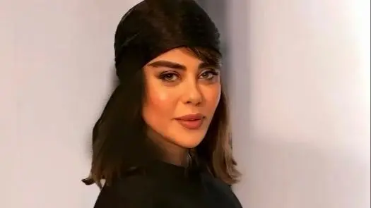 نگاهی ویژه به استایل حرفه‌ای بازیگران جوان نمایش «جشن» در پشت صحنه تماشاخانه ملک