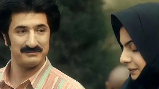 خواستگاری عجیب ایمان صفا در سریال اکازیون با گل‌های قبر مادرش؛ فرار ناگهانی در برابر کمیته!