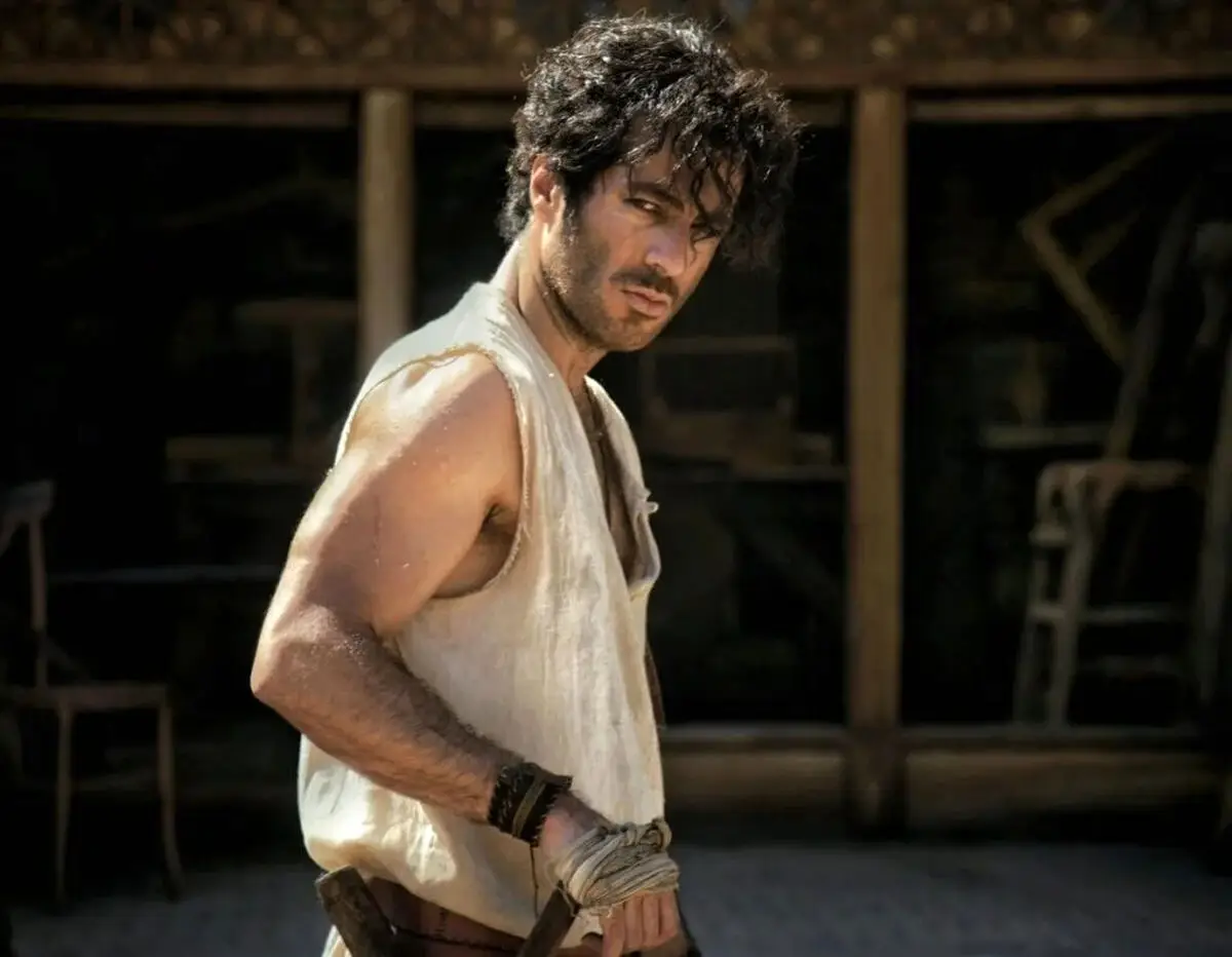 رقابت جذاب بازیگران «بامداد خمار» در جشن حافظ؛ استایل‌شان همه را شگفت‌زده کرد!