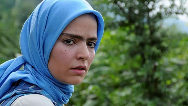 سپیده خداوردی بازیگر «از یاد رفته» با استایل زمستانی در کافه‌ای دنج دیده شد!