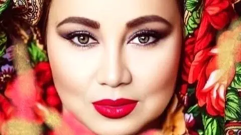 عکس / نگاهی به تیپ و استایل قاجاری بهنوش بختیاری در شب یلدا با لباس سبز اعیانی و تاج پادشاهی/ چیدمان میز شب یلداش بی‌نظیره