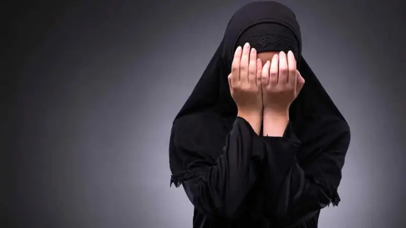 دختر گریان: در انباری دنبال لواشک بودم که پسرخاله ام وارد شد … / بی عفتم کرد نمی توانم … + نظر کارشناس