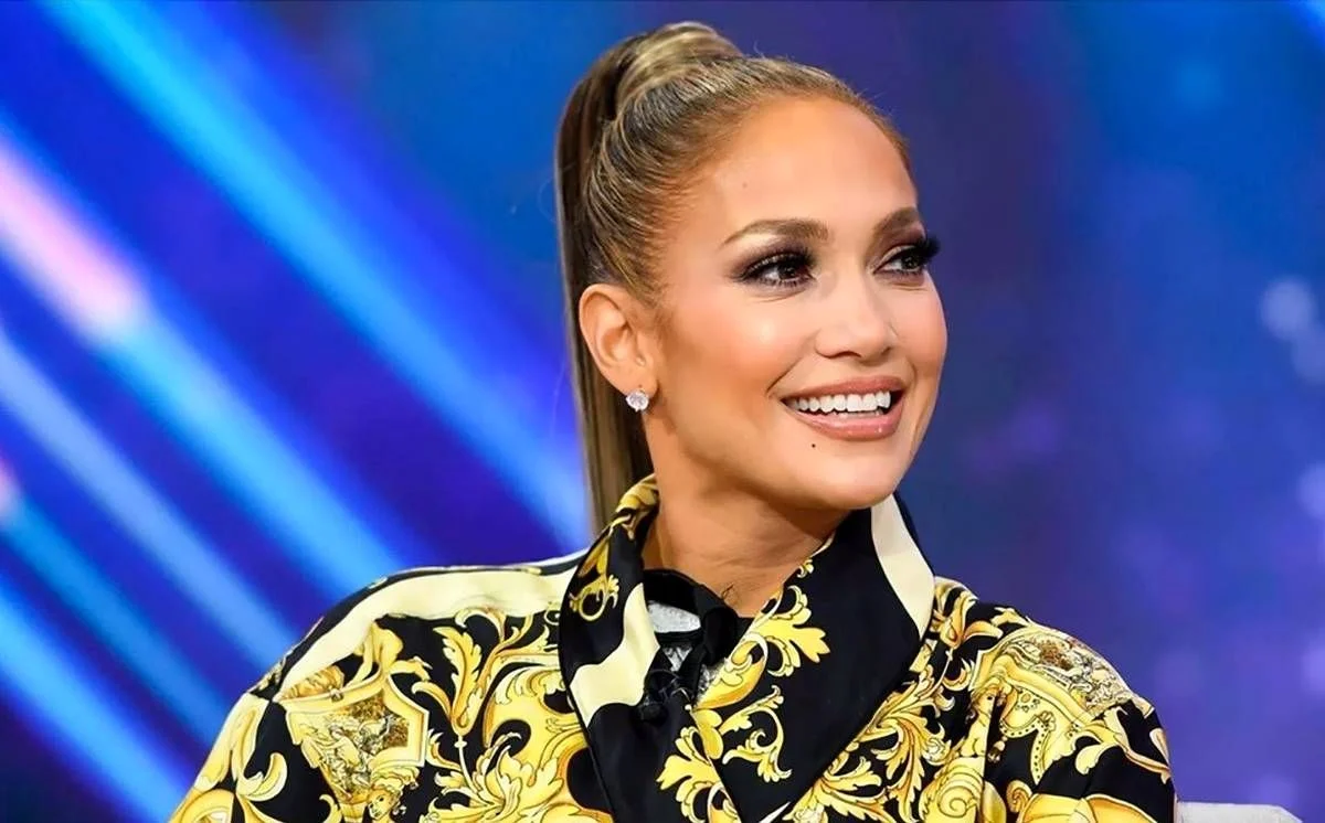 دکوراسیون با شکوه و سلطنتی کاخ رؤیایی جنیفر لوپز / از تخت آیینه‌ای اعیانی تا حمام کتابخانه‌ای!