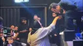 حرکت احساسی حامد آهنگی روی صحنه؛ زانو زدن و بوسه بر دستان مادر در کنسرت باشکوه!