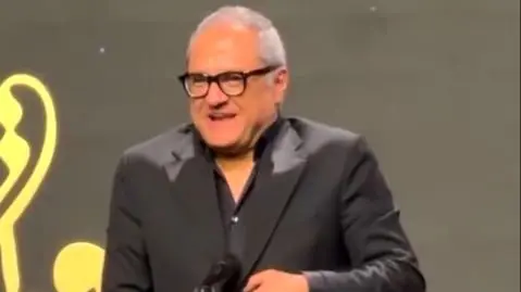 دردسرهای خنده‌دار رامبد جوان با میکروفن در جشن حافظ؛ وقتی شوخی‌ها واقعی می‌شوند!