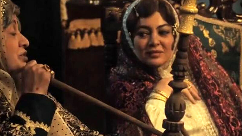 رزیتا غفاری با ژستی متفاوت و لباس قاجاری در اینستا همه را شگفت‌زده کرد!