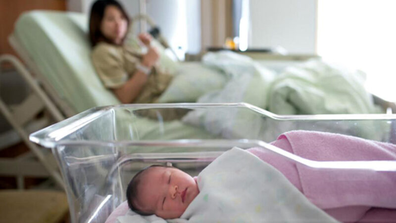 زایمان طبیعی یا سزارین؟ مزایا و خطرات هر دو روش را بشناسید!