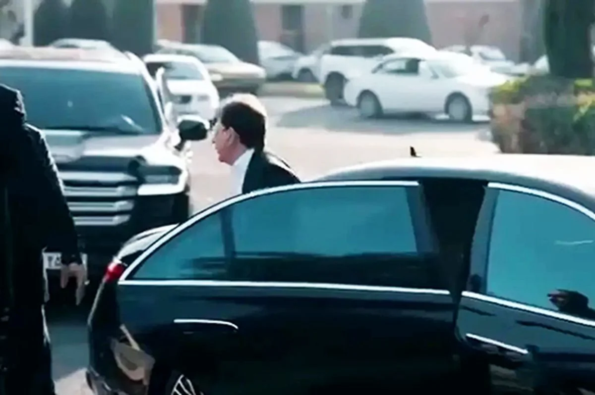 بابک زنجانی با میباخ ۱۵۰ میلیاردی و اسکورت لندکروزر در افتتاحیه شرکت، همه را شگفت‌زده کرد!