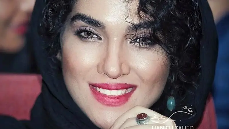 سارا رسول زاده با استایلی متفاوت در دل زیبایی‌های جنوب ایران روی صحنه «نجلا» درخشید!