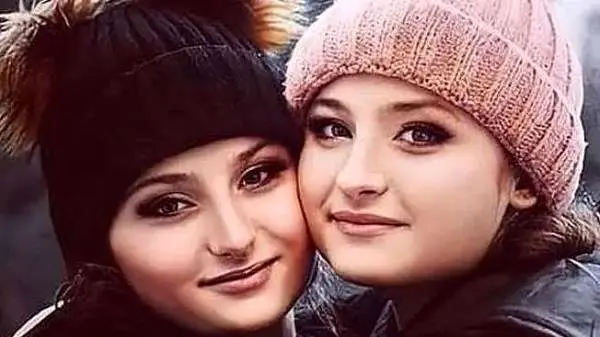 عکس/ قاب زیبا و تماشایی از سارا و نیکا در یک مراسم خاص / تغییر چهره باورنکردنی دوقلوهای سریال پایتخت