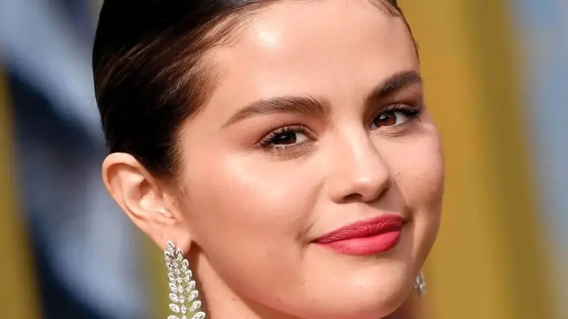 سلنا گومز با عشق به هنر نقاشی گل و مرغ ایرانی، کاربران را حیرت‌زده کرد!