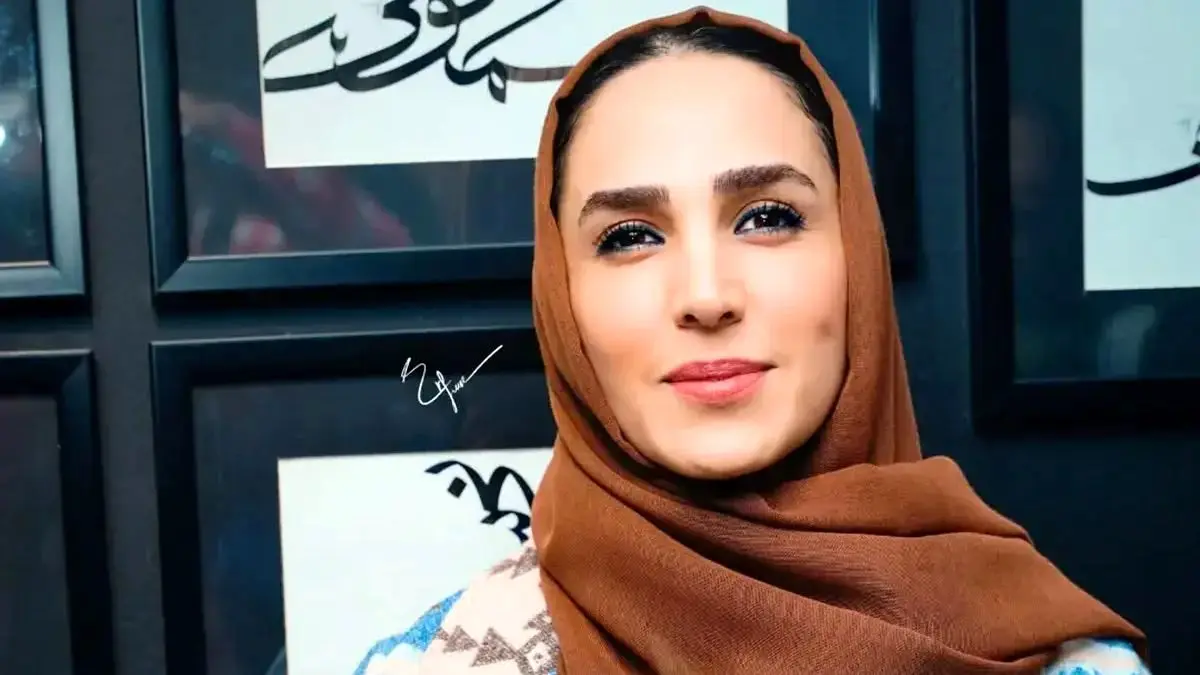 تیپ متفاوت و چشمگیر سوگل طهماسبی در رونمایی کتاب جدیدش؛ از بوت‌های خاص تا رنگ‌های هماهنگ با کتاب!