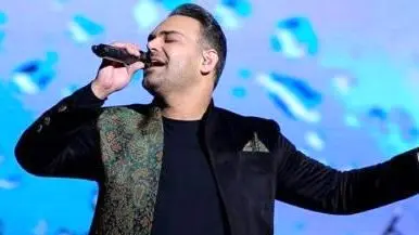 لحظه‌ای که سیامک عباسی روی صحنه زانو زد و جمعیت را به اشک شوق انداخت!