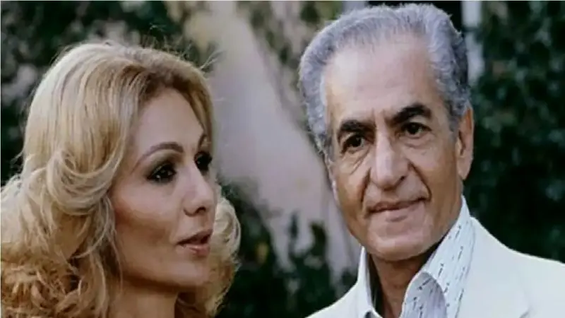 لحظه‌ای تاریخی در 1342؛ محمدرضا پهلوی چگونه به فرح دیبا دکتری افتخاری داد؟