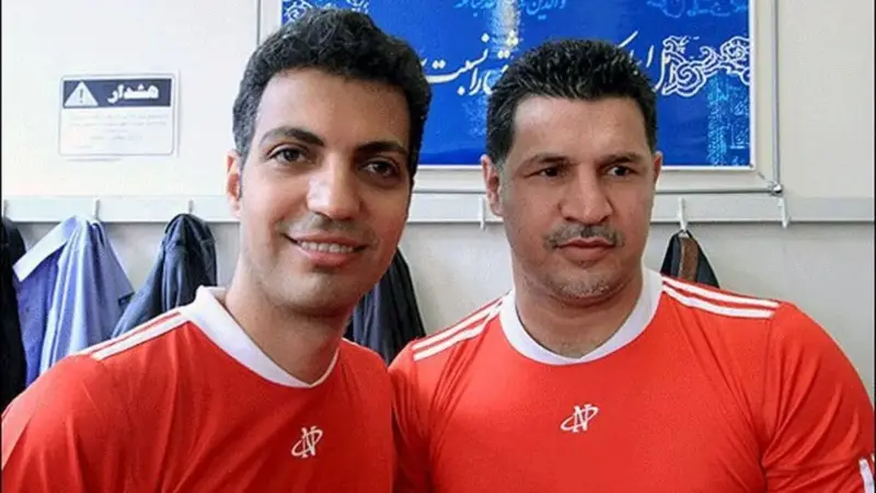 علی دایی با شوخی جنجالی به فردوسی‌پور: «پلیورم رو کردم تو شلوارم، خانومم می‌گه اگر زودتر این تیپ رو دیده بودم…»