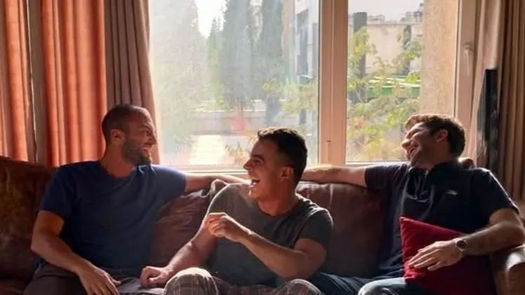 نگاهی ویژه به دکور مینیمال و کلاسیک خانه مجردی علی شادمان؛ ترکیب خاص فرش دستبافت و مبلمان چرمی که همه را جذب کرد