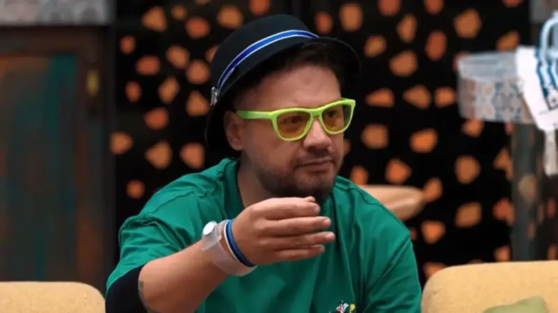 همسر فوق‌العاده زیبای علی صادقی و دختر جذابش؛ رازهای ناگفته زندگی این ستاره کمدی فاش شد!