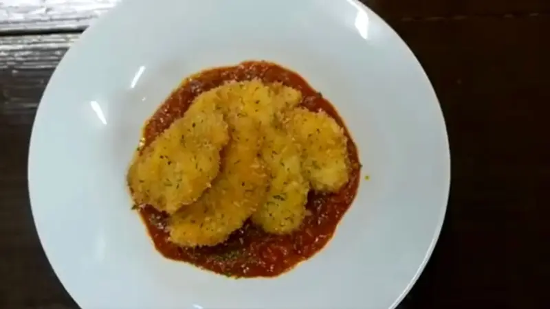 سوسمار ماهی در خیابان‌های اوکیناوا؛ تجربه‌ای متفاوت و دیدنی از غذای خیابانی ژاپن + فیلم