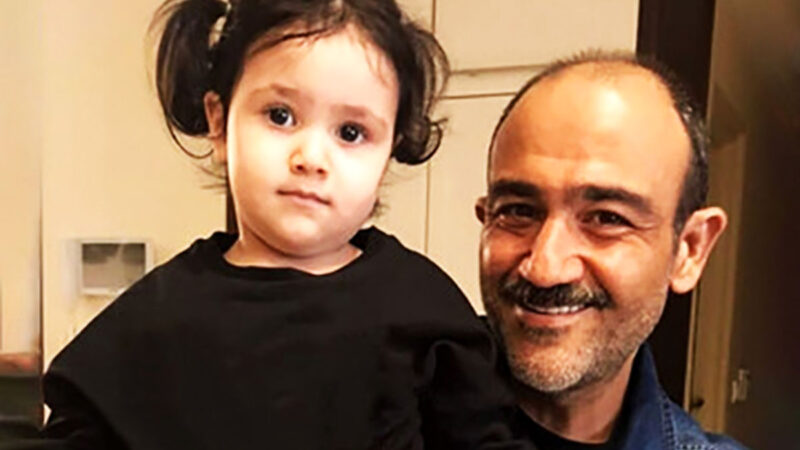 دختر مهران غفوریان با استایل بامزه کنار درخت کریسمس؛ لحظه‌ای که دل‌ها را گرم کرد!