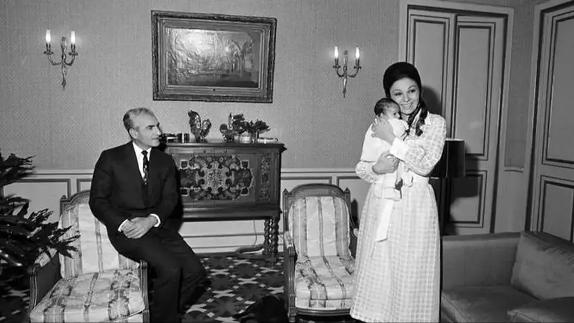 فرح دیبا در اتاق خاطرات قدیمی؛ تصویری که همه را شوکه کرد!