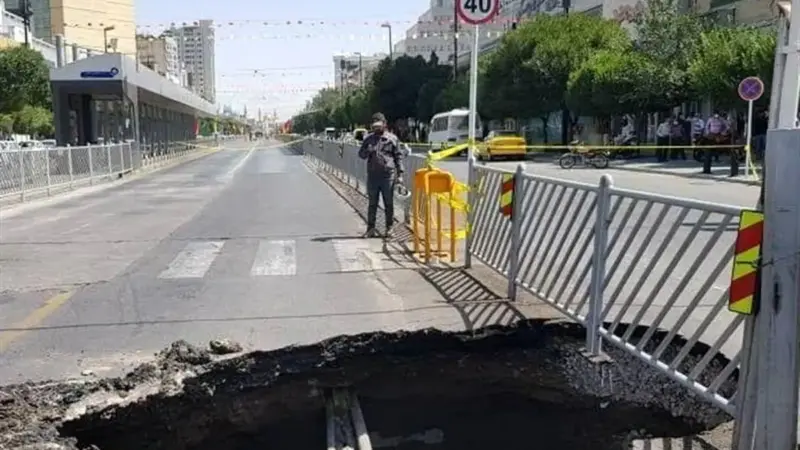 سقوط باورنکردنی پراید در چاه فرونشست زمین؛ لحظه‌های هولناک در ویدئو