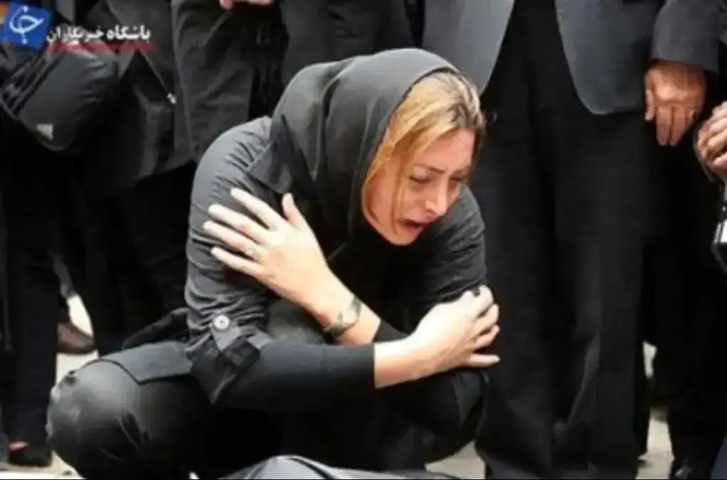 عکس| نگاهی به مراسم عزای جگرسوز شوهر جوان و سابق فریبا نادری / ضجه های خانم بازیگر در مراسم همسر سابقش