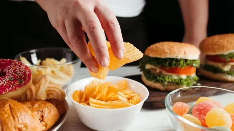 آیا خوردن غذا بعد از ساعت ۹ شب واقعا باعث چاقی می‌شود؟ واقعیت علمی پشت این باور قدیمی!