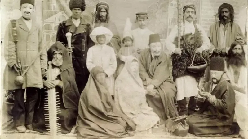 سفر به عصر قاجار؛ عکسی از یک فروشندۀ دوره‌گرد در حیاط خانه ای قاجاری