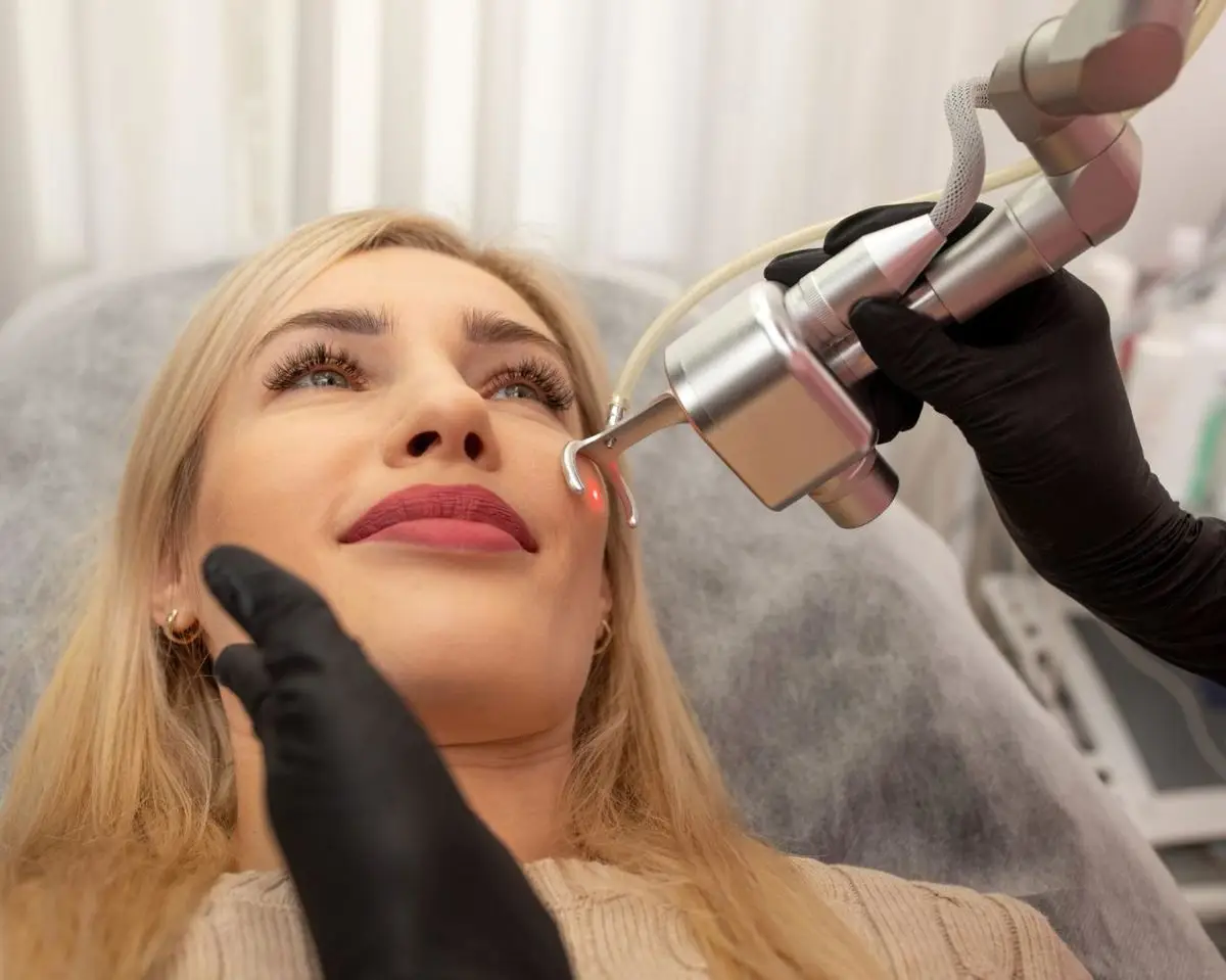 لیزر دی‌اکسید کربن؛ راهکاری نوین برای درمان مشکلات پیچیده پوست که شاید نمی‌دانستید!