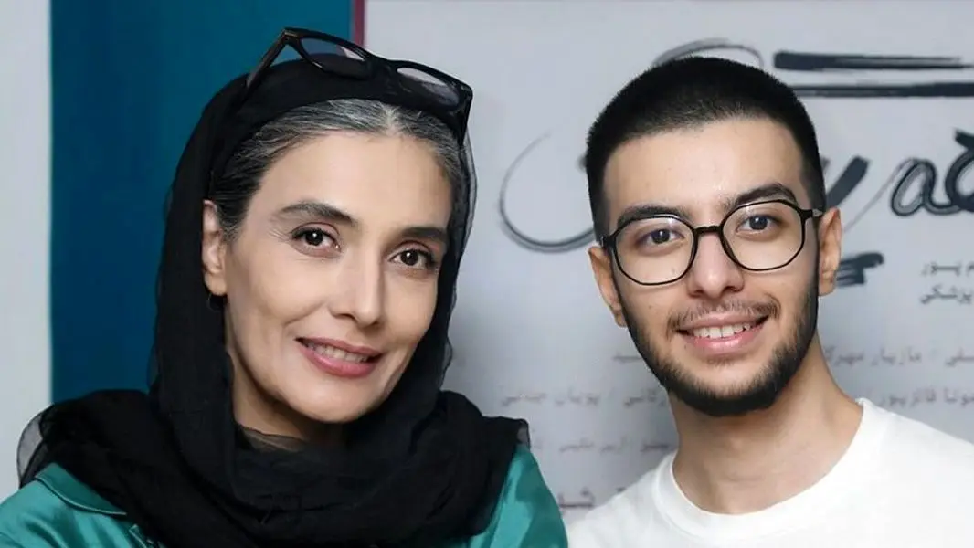 پسر لیلا زارع با استایلی متفاوت و جسورانه در کنار مادرش؛ راز تغییر جنسیت و هنر نسل جدید خانواده زارع