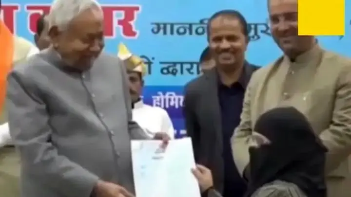 اقدام جنجالی  وزیر هندی؛ وقتی حجاب یک پزشک با دست نیتیش کومار پایین کشیده شد!