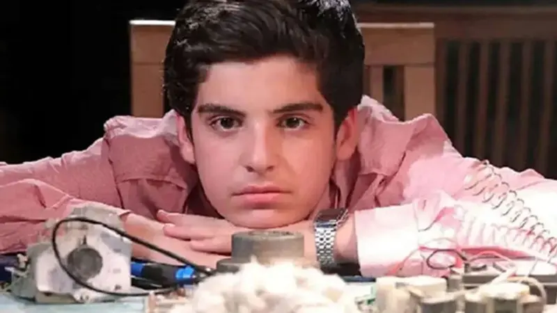 کریسمس 2026 ؛ مانی رحمانی با استایل کریسمسی ساده و شیک، دل طرفدارانش را برد!