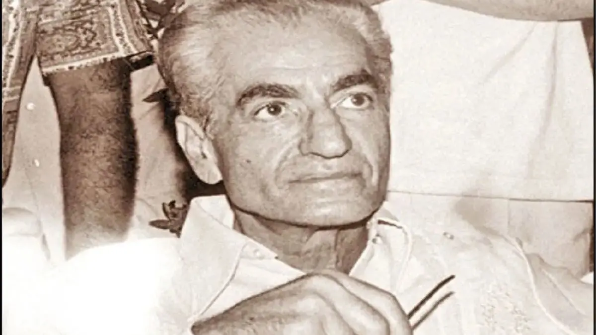 سفر شگفت‌انگیز شاه پهلوی به کیش بدون فرح؛ لباس گل‌دار و ساحل خلیج فارس در قاب تصویر