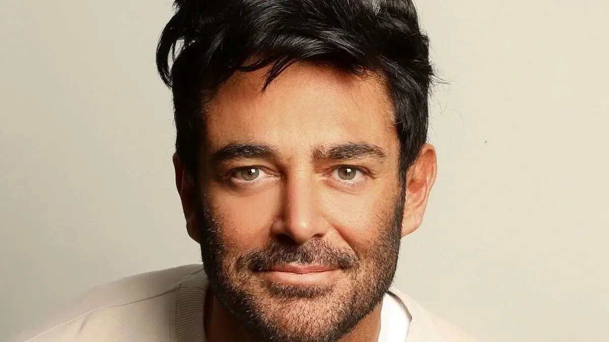 تصویر لوکس و پررمز و راز رضا گلزار در شب کریسمس دبی؛ حقیقت پشت پرده هوش مصنوعی چیست؟