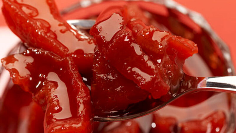 طرز تهیه مربای به با پوست؛ راز خوش‌رنگ‌ترین مربای پاییزی که باید بدانید!