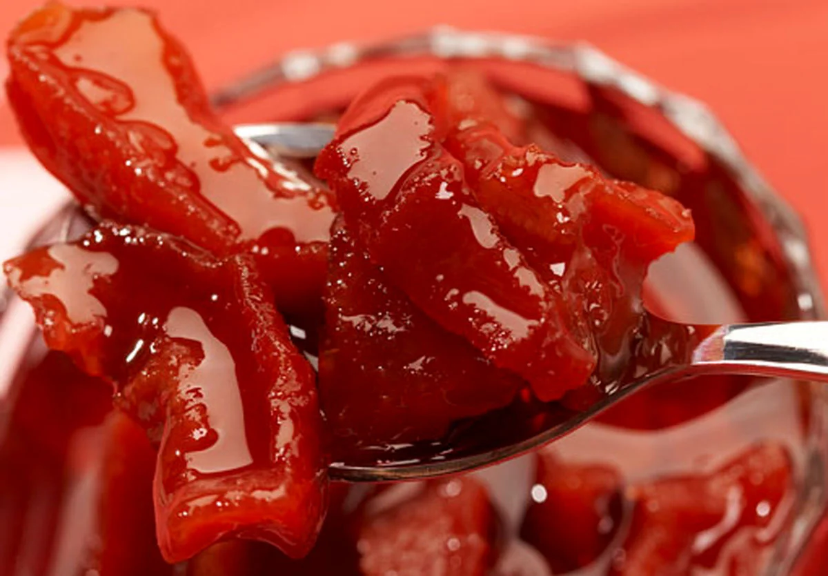 طرز تهیه مربای به با پوست؛ راز خوش‌رنگ‌ترین مربای پاییزی که باید بدانید!