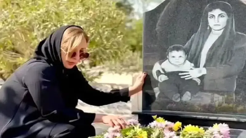 اجرای دلخراش مرجانه گلچین پای مزار عزیزش که اشک‌ها را جاری کرد