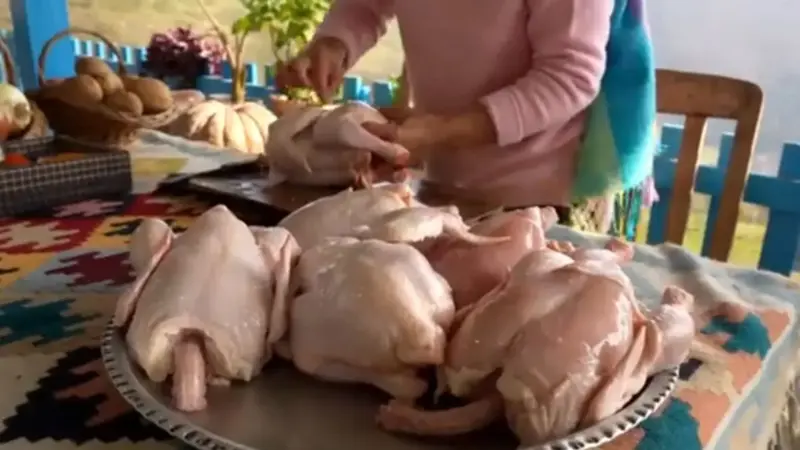 راز طعم بی‌نظیر مرغ تنوری و نان کوهستانی در دل گیلان؛ هنر آشپزی بانوی روستا که نباید از دست داد!