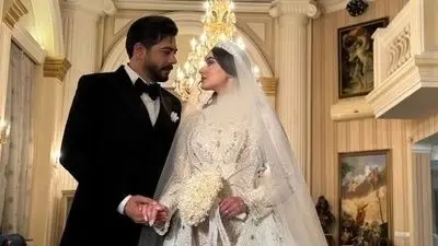 فیلم / صفر تا 100 سهیل قاصدی داماد مریم مومن / از صدای مخملی اش در گویندگی و رادیو و بازیگری تا عروسی با مریم مومن در 34 سالگی و…