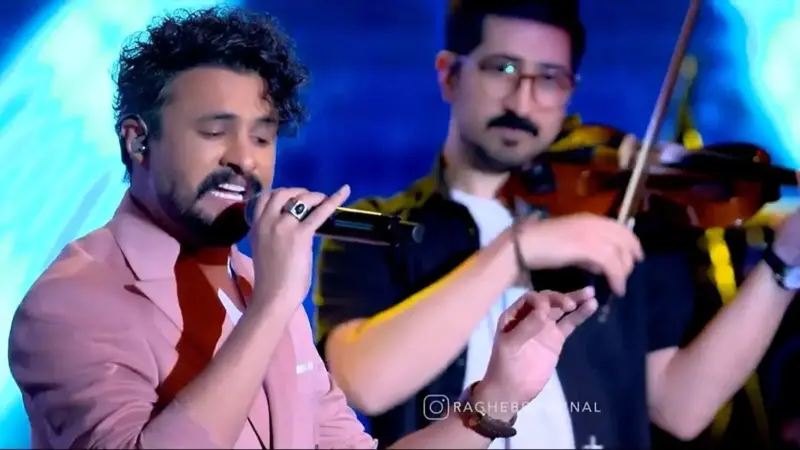 فیلم آواز باشکوه / اجرای نگو نگو نمیام هایده توسط مصطفی راغب